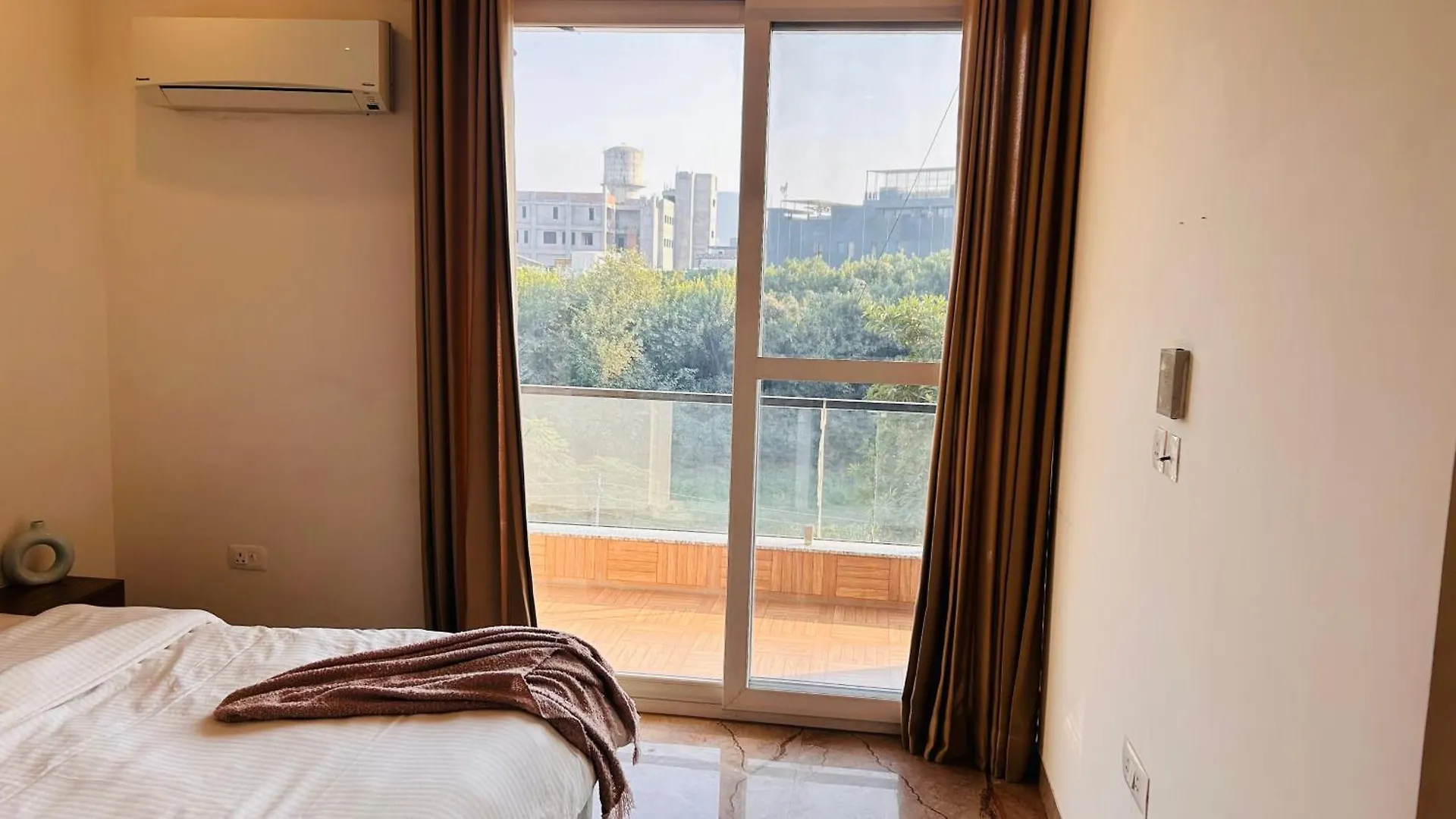 Liv Regalia Suites - Medanta Hospital, Sector 39, Gurgaon Hotel